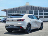 【MAZDA3】光の映り込みだけで、「面のうつろい」を表現し、見る場所、時間、天気によりさまざまな表情を見せ、見るたびに「このクルマにして良かった」と思っていただける車です。洗車も楽しくなります。