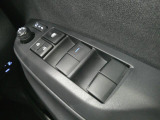 パワーウィンドウは運転席のスイッチのみオート機能も装備されております。ウィンドウロックも装備されているので、お子様と一緒の時も安心ですね。