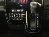 オートエアコンで暑い夏も寒い冬も快適な車内で運転出来ます。