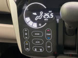 【オートエアコン】一度お好みの温度に設定すれば、車内の温度を検知し風量や温度を自動で調整。暑い&hellip;寒い&hellip;と何度もスイッチ操作をする必要はありません。快適な車内空間には必須の機能ですね♪