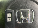 【Hondaスマートキー】カバンやポケットに入れたままでもドアの施錠・解錠が可能なスマートキーを装備。エンジンのオン・オフ時もカギを取り出す必要が無いからとっても便利です♪
