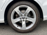 17インチ純正アルミホイール装備 全車両に標準装備の純正アルミホイールは、純正ならではのバランスの良いデザインと、走行安定性をお楽しみ頂けます。