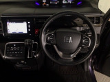 【ハンドル】運転にかかわる様々な操作を安全に行えるように視点移動が少なく操作性に配慮されたスイッチ類が凝縮されたコックピットです。