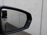 アウディサイドアシスト『後方の死角を並走する車両を検知しドアミラーの内側のLEDが点灯。ドライバーに注意を促し事故を未然に防ぐシステムです。』