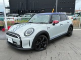 MINI5HBクーパーの特別仕様車レぞリュートエディションになります。珍しいナノクホワイト&times;ブルールーフの組み合わせになります。