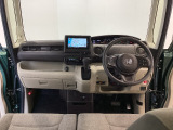 【前方視界】開放的な前方視界!運転がしやすく疲れにくいです♪窓が大きく、見通しがとっても良いおクルマですよ♪