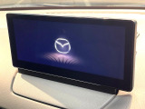 【8インチマツダコネクト】車内の雰囲気にマッチした大型のディスプレイ。スマホ接続でのナビ使用やBluetooth再生等、様々な機能が楽しめます。直感的なダイヤル操作が可能で、使い勝手も良好です。
