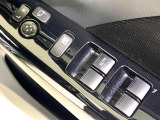 【電動格納ミラー】サイドミラーは電動格納式となっており、狭い駐車場でもキズがつくリスクを抑えられます。