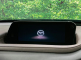 【8.8インチマツダコネクト】車内の雰囲気にマッチした大型のディスプレイ。スマホ接続でのナビ使用やBluetooth再生等、様々な機能が楽しめます。直感的なダイヤル操作が可能で、使い勝手も良好です。