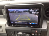 バックも安心のバックカメラ付いています。バックカメラがあると、いつでも安全にバックできますね。死角も減ります。