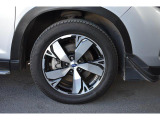純正18インチアルミホイル/タイヤサイズは225/55R18です