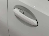 コンフォートアクセス付きでキーを携帯していれば施錠、開錠が可能です。