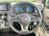 インテリアに合わせたデザインのステアリングは、運転される方のことも考え、運転しやすい形状、大きさです。是非一度、実際に触ってお確かめください。