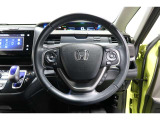 運転中もハンドルでの操作が可能です。特に高速道路等の目が離せない運転時には、便利さだけでなく、安全性も兼ね備えております。