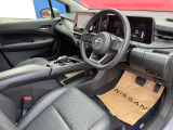 オートブレーキホールドは、ブレーキペダルを踏んで停車すると、ブレーキペダルから足を離してもクルマがブレーキ力を維持。ペダルを踏み続けることによる足の疲れを緩和します。