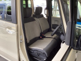【ベンチシート】運転席と助手席の移動もスムーズ!狭い駐車場での乗り降りや、お子様の乗り降りにも便利です。座席の間にコンソールボックスやドリンクホルダーがないため、車内空間が広く感じます。