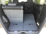後席は分割可倒式で、用途に合わせてアレンジ可能。荷物の量や乗車人数に応じて柔軟に使える便利なシートです。