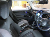 【運転席】スポーツシートでドライバーの体にフィットし、運転をしっかりとサポートしてくれます!