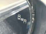 【ブラインドスポットモニター】走行中、ドアミラーの死角になりやすい箇所に後続車が接近するとサイドミラー付近に警告を表示、ドライバーに注意喚起をしてくれます。
