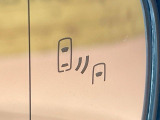 【ブラインドスポットモニター】走行中、ドアミラーの死角になりやすい箇所に後続車が接近するとサイドミラーのレンズに警告を表示!ドライバーに注意喚起をしてくれます。