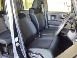 フロントシートはベンチシートです。ベンチシ―トは運転席と助手席の移動もスムーズ!狭い駐車場での乗り降りに便利です。