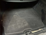 ゆったりとしたトランクルームでございます。たくさんのお荷物の車載が可能でございます。