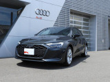 シングルフレームに燦然と輝くAudiのシンボルである4つの輪。4つの自動車メーカーが手を組み、Auto Unionを設立したことに由来します。