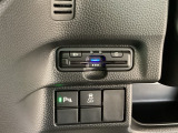 ビルトインタイプの【ETC】で見た目もスッキリ。高速道路の利用にとても便利です。【パーキングセンサー】駐車や出庫時にクルマの前後の障害を検知し、音とディスプレイでお知らせします。