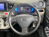 インテリアに合わせたデザインのステアリングは、運転される方のことも考え、運転しやすい形状、大きさです。是非一度、実際に触ってお確かめください。