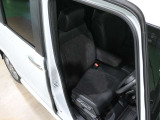 程よい硬さとホールド性が高いシートで長時間運転も快適です。