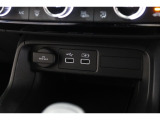 スマートフォンなどの音楽再生が可能なUSB接続ジャック装備車両です♪♪♪
