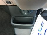 センターコンソール下部には、アクセサリーソケットやコンビニフック、小さめの折りたたみ傘など、ちょっとした小物を収納できるポケットがあります。