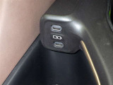 充電用USB端子付き。スマートフォンなどの充電に便利です。