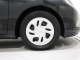 タイヤサイズは(185/65R15)でキャップ付スチ―ルホイールです。