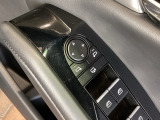 狭い駐車場で便利な電動格納ドアミラーが付いています。