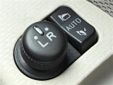 【 電動格納ミラー 】ドライバーの目線に合わせ、ミラーの上下左右調整が可能です。 //