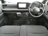 運転席から視界が左右に広く隅々まではっきりと見渡せます。クルマの先端も把握しやく安心して運転できます。