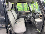運転席まわりには十分なスペースがあり、大柄な方でもゆったり運転していただける環境です。