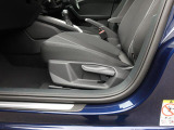 Audi車はどの車種も全てレザーハンドルです。そこにはAudiのこだわりがあり質感の高いレザーでしっかりと手に馴染み、高級感を演出します。