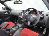 ■NISMO専用レッドセンターマーク入り本革アルカンターラステアリングホイール ■NISMO専用280km/hスケールメーター ■3連サブメーター ■アルミペダル ■アルミフットレスト ■スマートキー