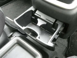 前席中央には引き出し式のドリンクホルダーが備わっています。