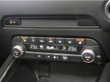 【エアコン/シートヒーター】オート式エアコンは操作性もバッチリ!運転席助手席にはシートヒーターが、座面と背もたれをすばやく温め、寒い時期にも快適な運転環境を提供します。