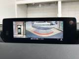 360度ビューカメラを搭載。4方の小型カメラの映像を処理し、車両真上からの映像に変換しています。