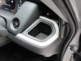 運転席右側のドリンクホルダーです。