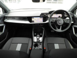 安全で快適な運転をサポートするアウディバーチャルコックピット。多機能でありながら優れた操作性で、シンプルで美しいインテリアデザインに溶け込んでいます。
