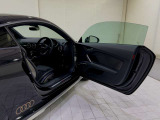 Audiは創業者であるホルヒの「いかなる時代においても第一級の素材を用い、操縦安定性に優れ、さらに進歩的なクルマの製造を目指す」という考え方に則り、こだわり抜かれたインテリアを目指しています。
