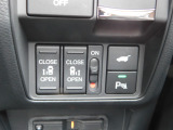 両側パワースライドドアのスイッチで運転席から操作できます。もちろんドアハンドルで操作も可能です。