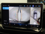 ギアをリバースに入れると車両後方の映像に加え上空からの車両周囲の疑似映像を映し出します。画面にはガイドラインが表示され、車庫入れや縦列駐車などの際に安全確認をサポートします。