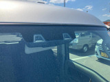 2つのカメラで前方の車両や歩行者を検知し、衝突のおそれがあると判断すると、ブザー音やメーター内の表示で警告。衝突の可能性が高まると、自動でブレーキをかけ、衝突の回避または衝突時の被害軽減を図ります。