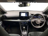 シンプルながら機能性あふれる運転席廻りです。視界性もよく、運転しやすいですよ。
